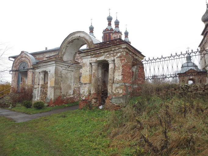 Ограда с воротами (Парское))